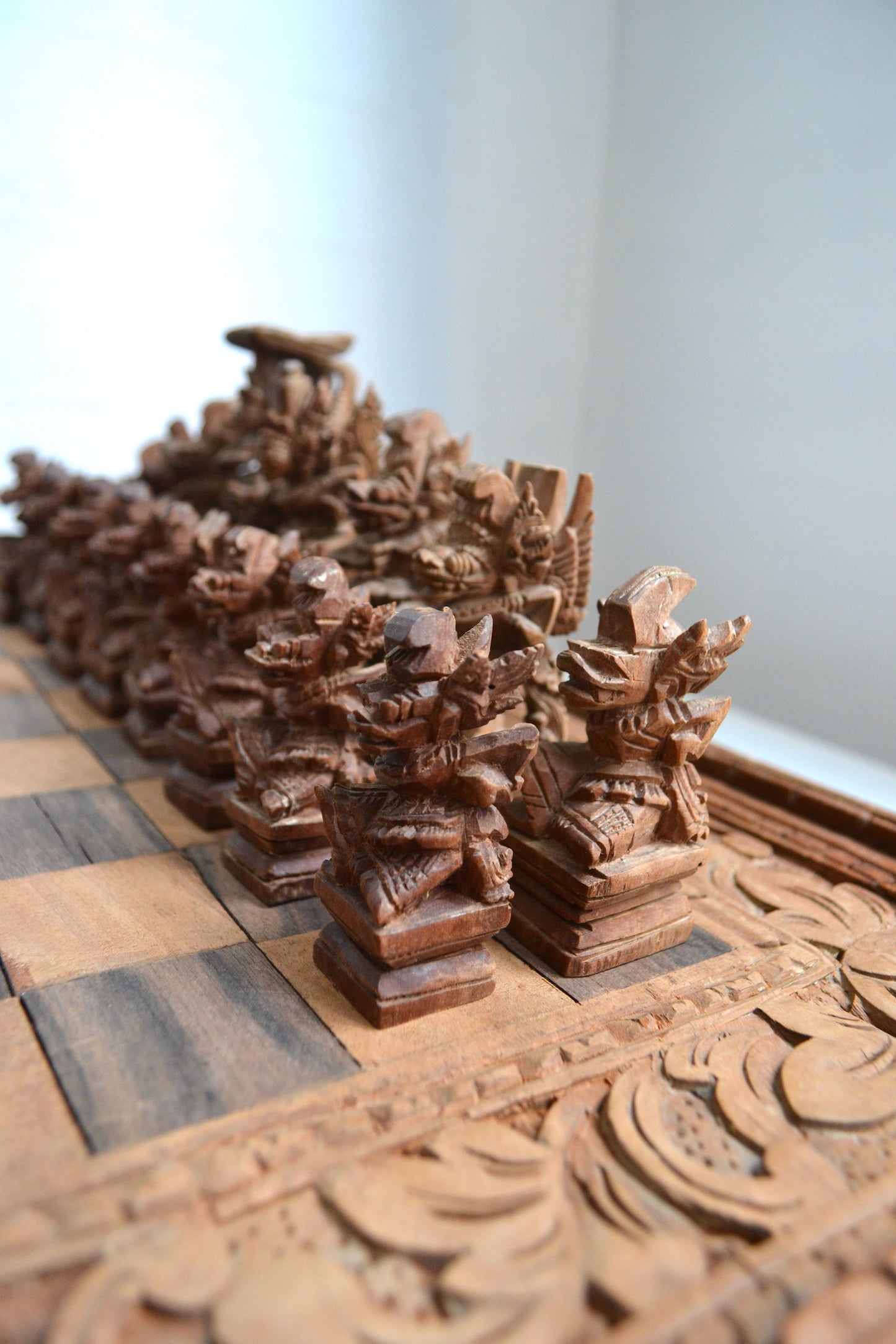 Échiquier pliant en bois sculpté d'Indonésie