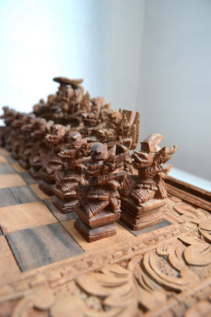 Échiquier pliant en bois sculpté d'Indonésie