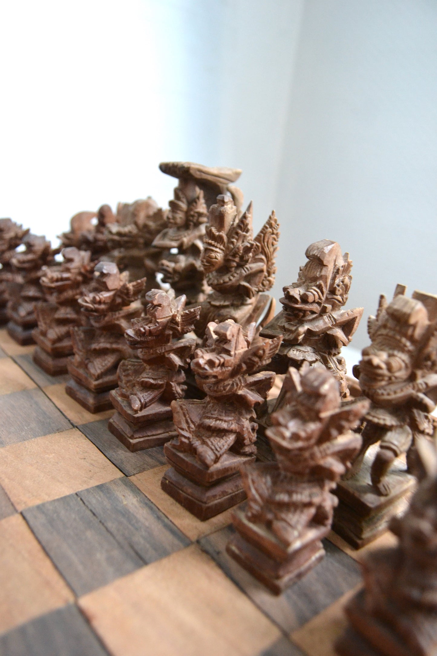 Échiquier pliant en bois sculpté d'Indonésie