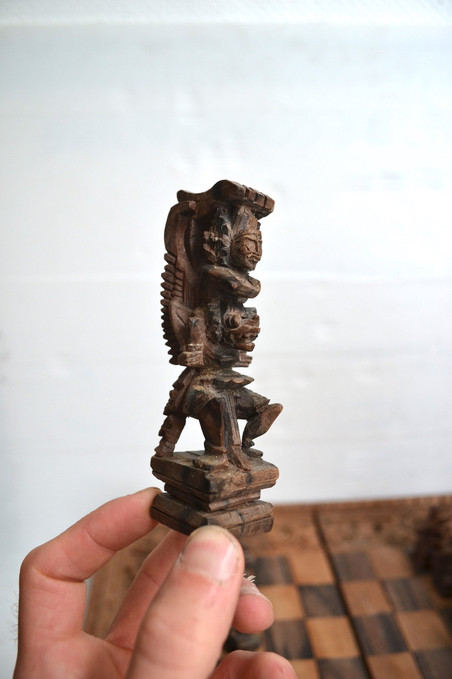 Échiquier pliant en bois sculpté d'Indonésie