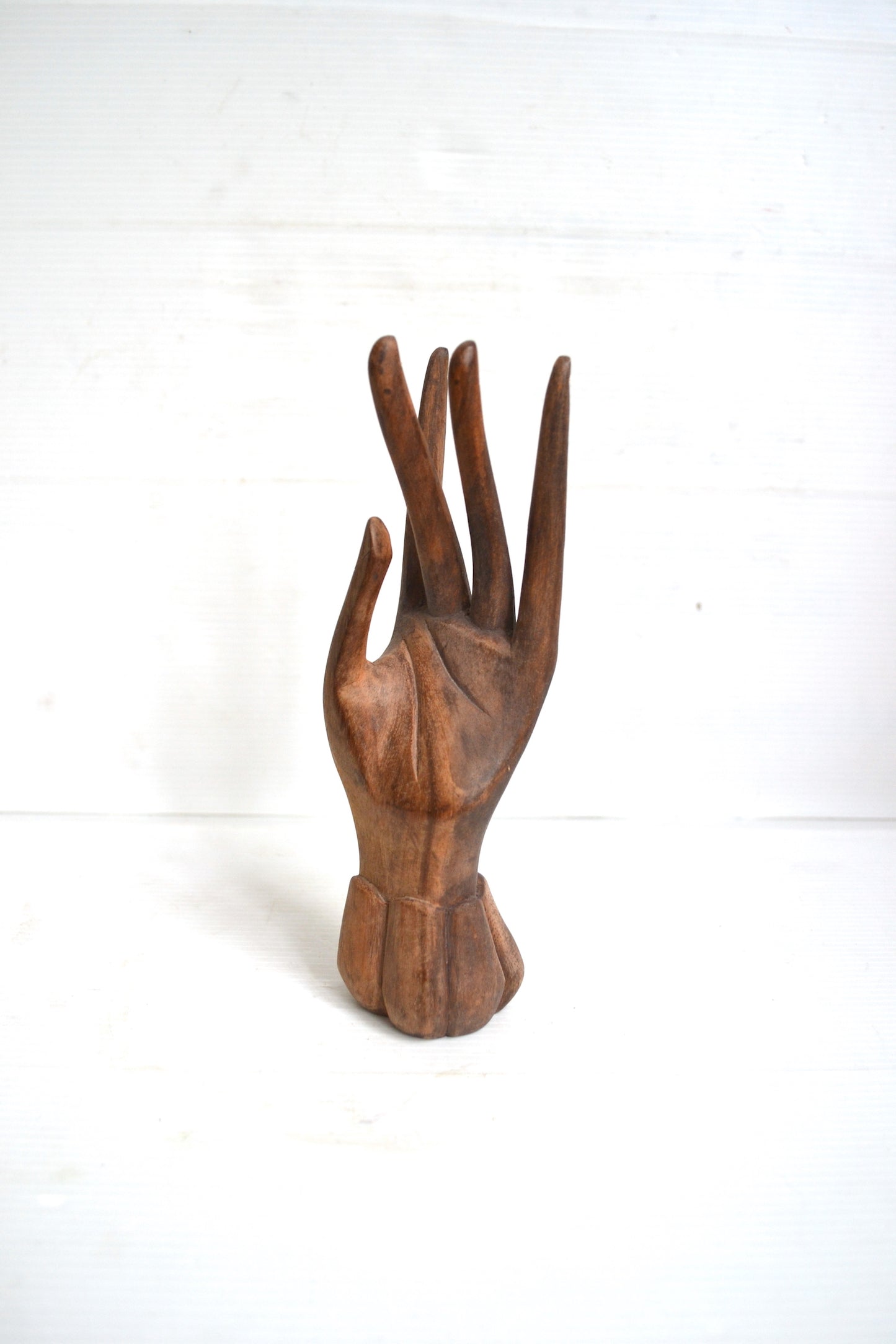 Main de Bouddha en bois