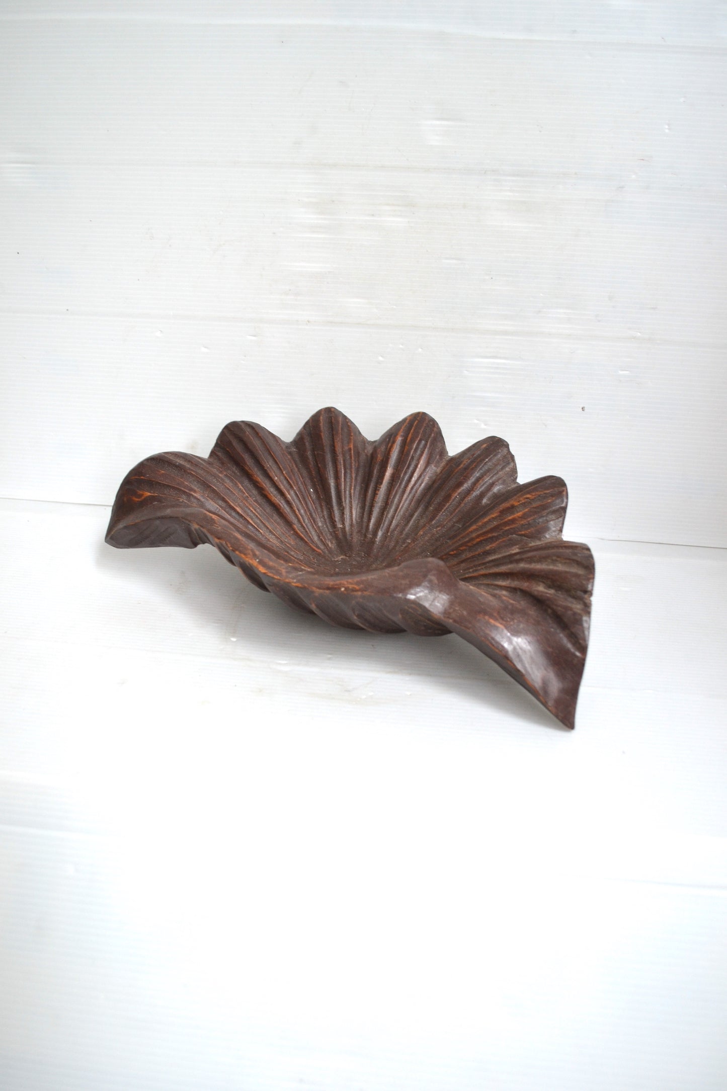 Vide-poches bénitier en bois sculpté