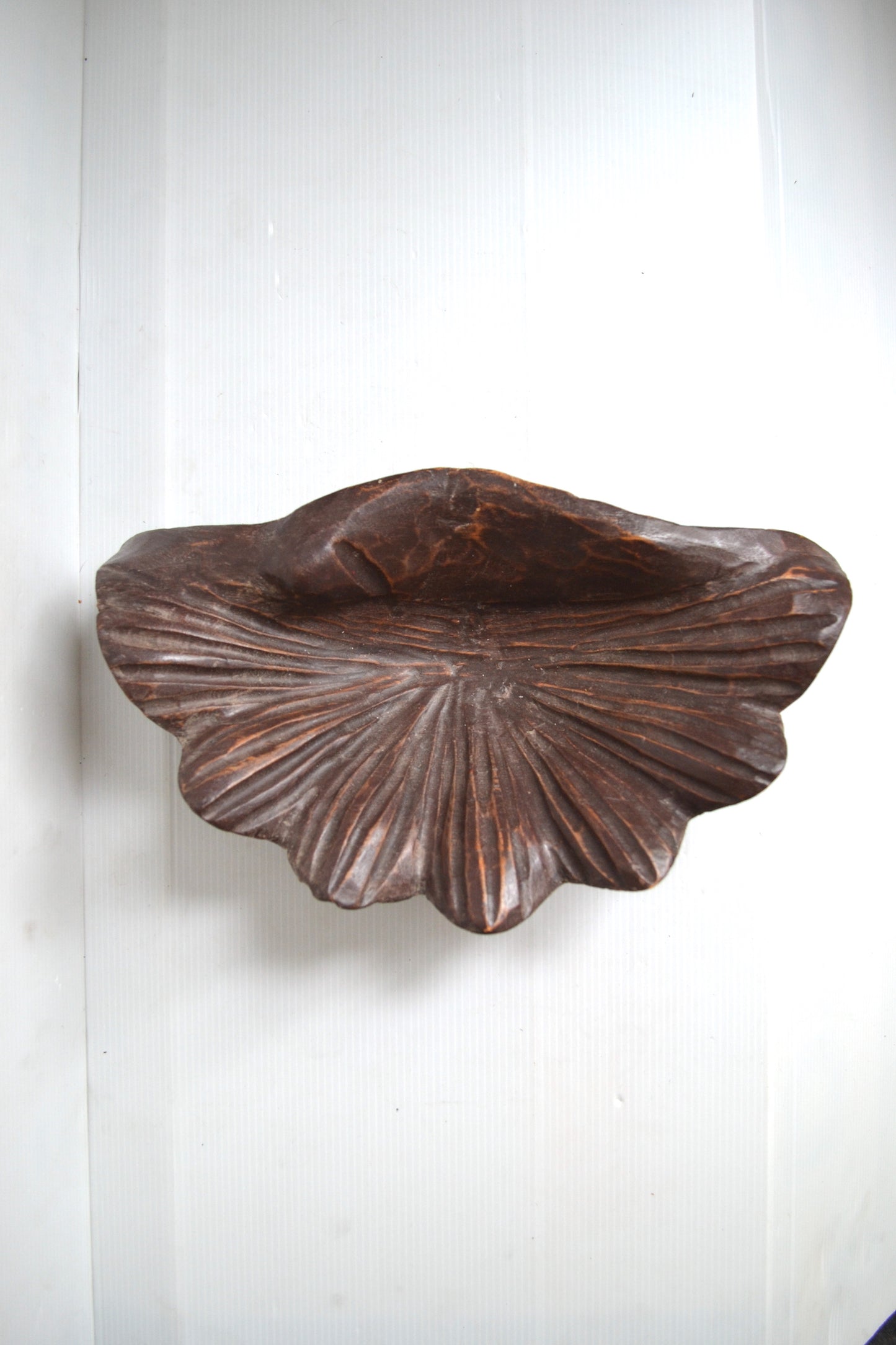 Vide-poches bénitier en bois sculpté