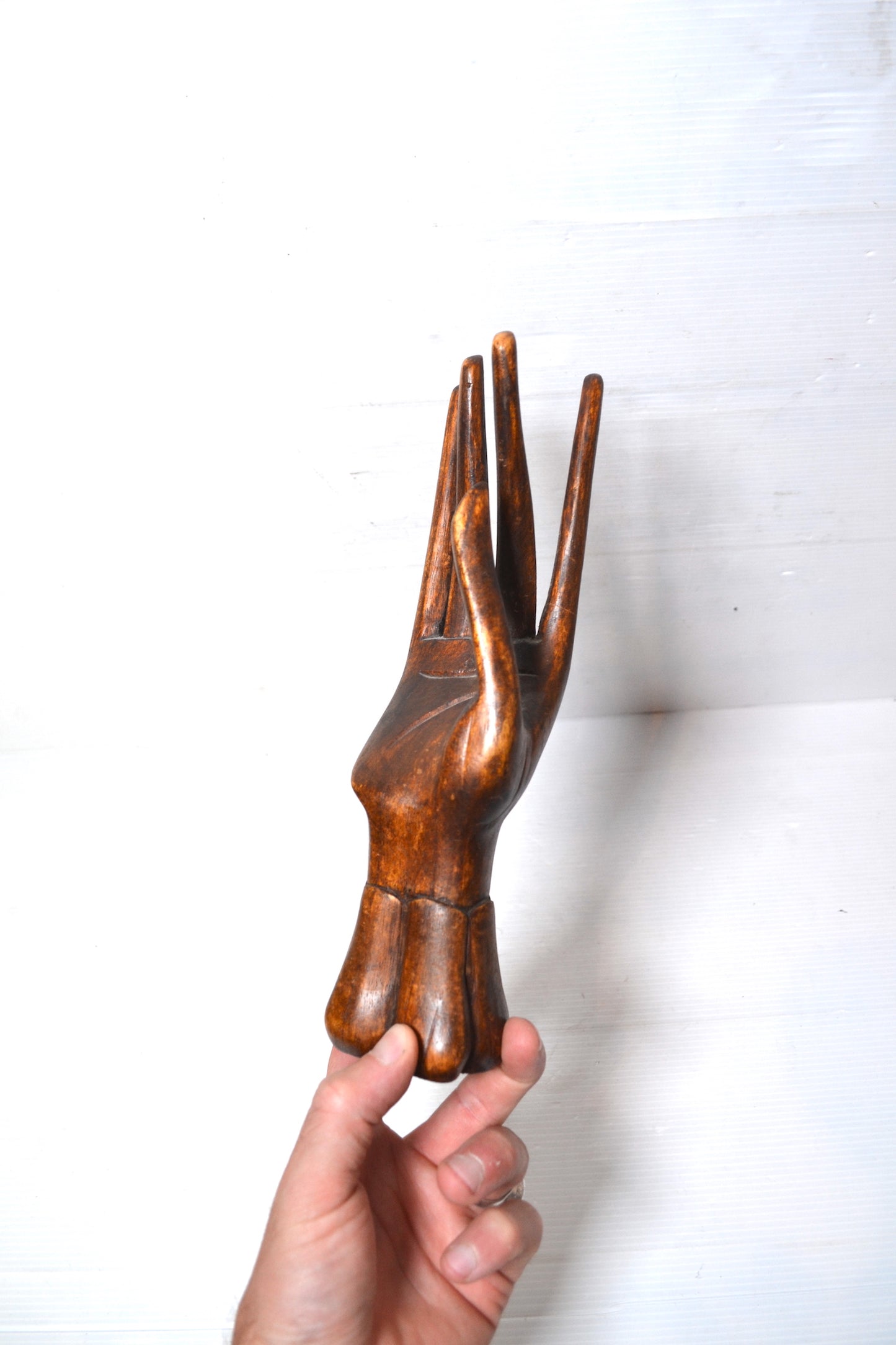 Main de Bouddha en bois