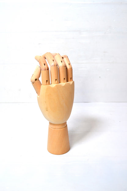 Main articulée en bois