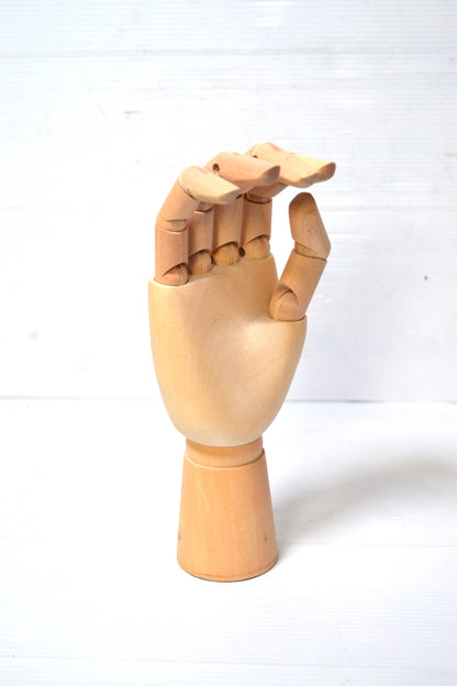 Main articulée en bois