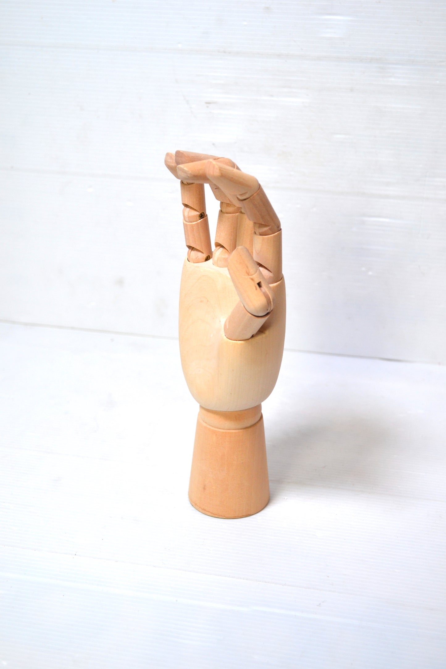 Main articulée en bois