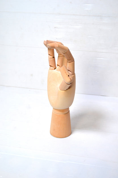 Main articulée en bois