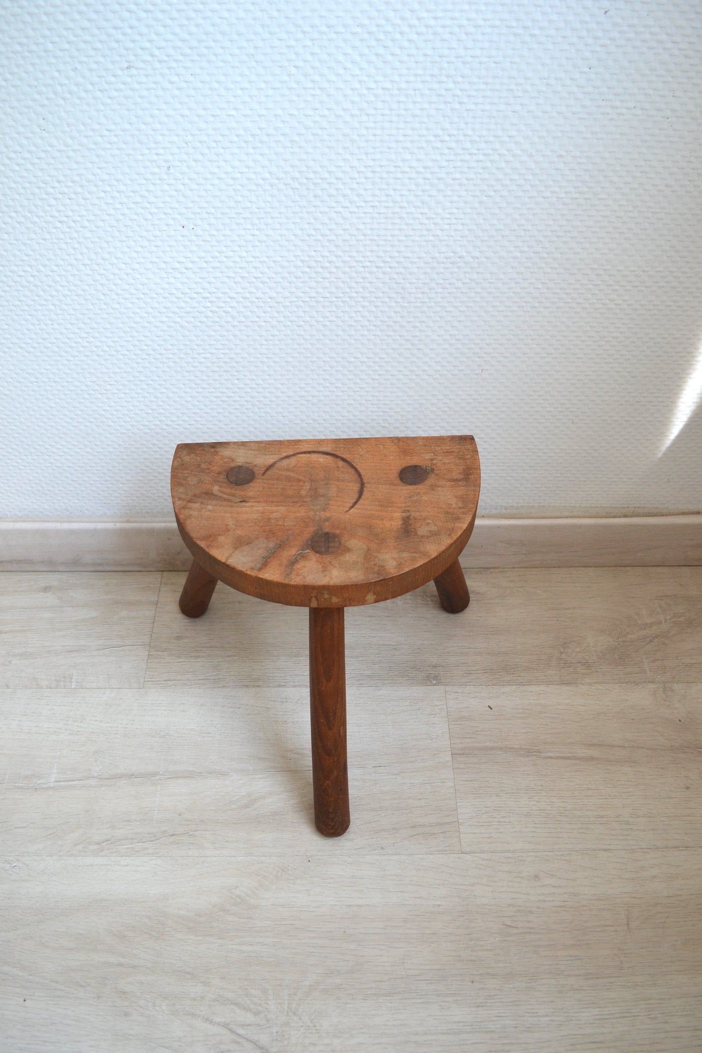 Tabouret tripode