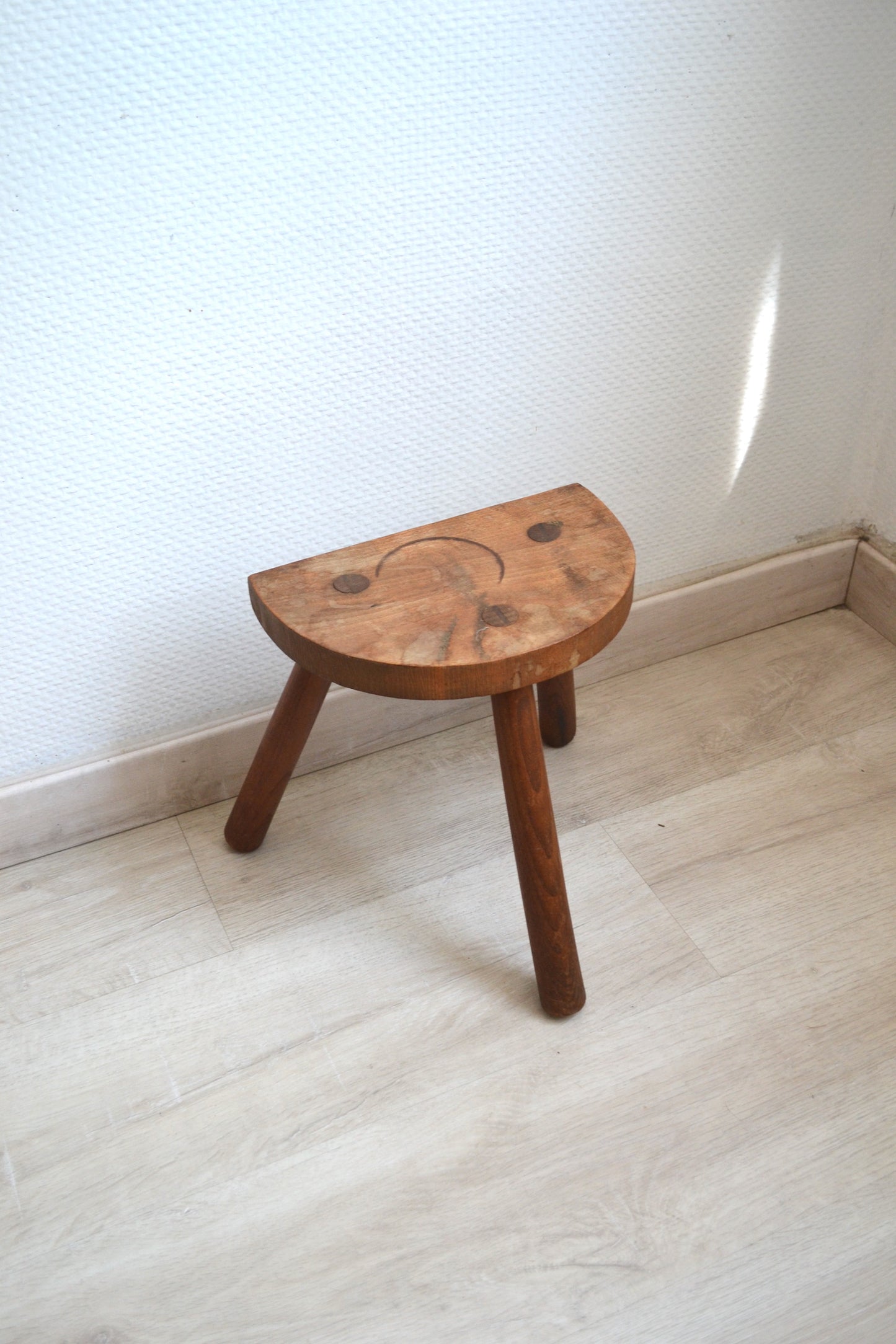 Tabouret tripode