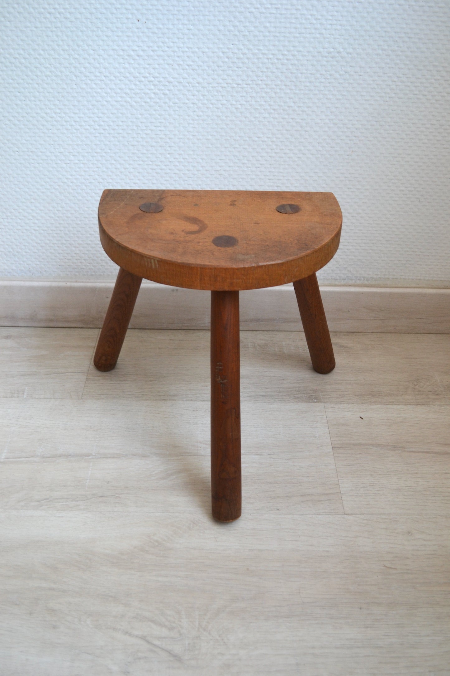 Tabouret tripode