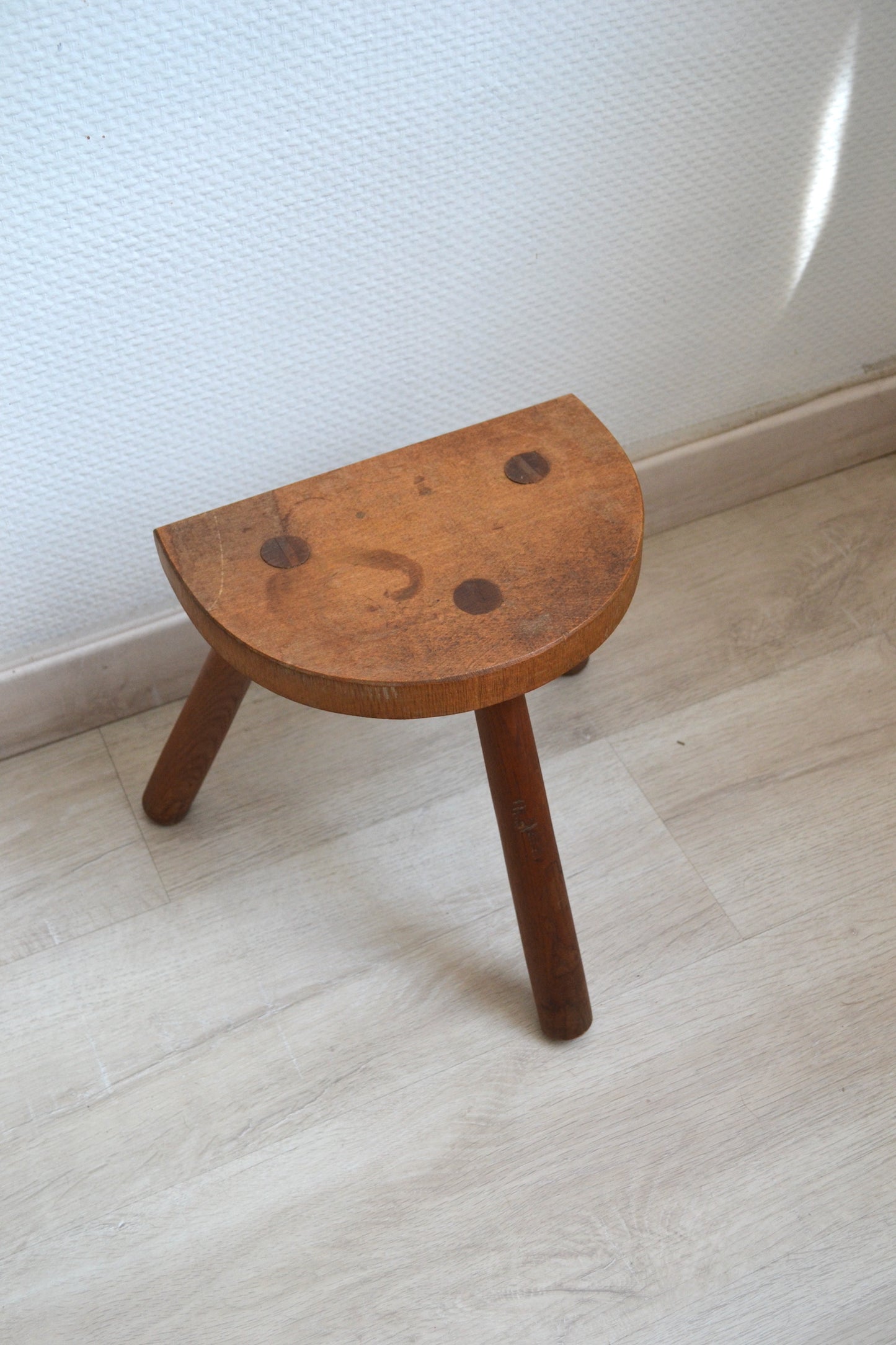 Tabouret tripode