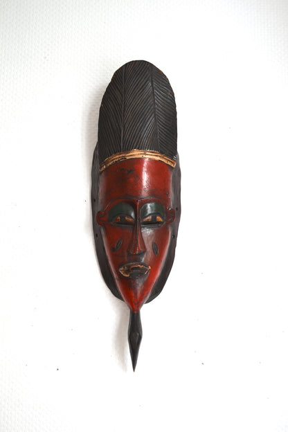 Masque africain en bois sculpté
