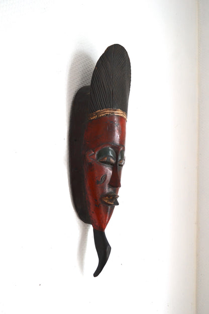 Masque africain en bois sculpté