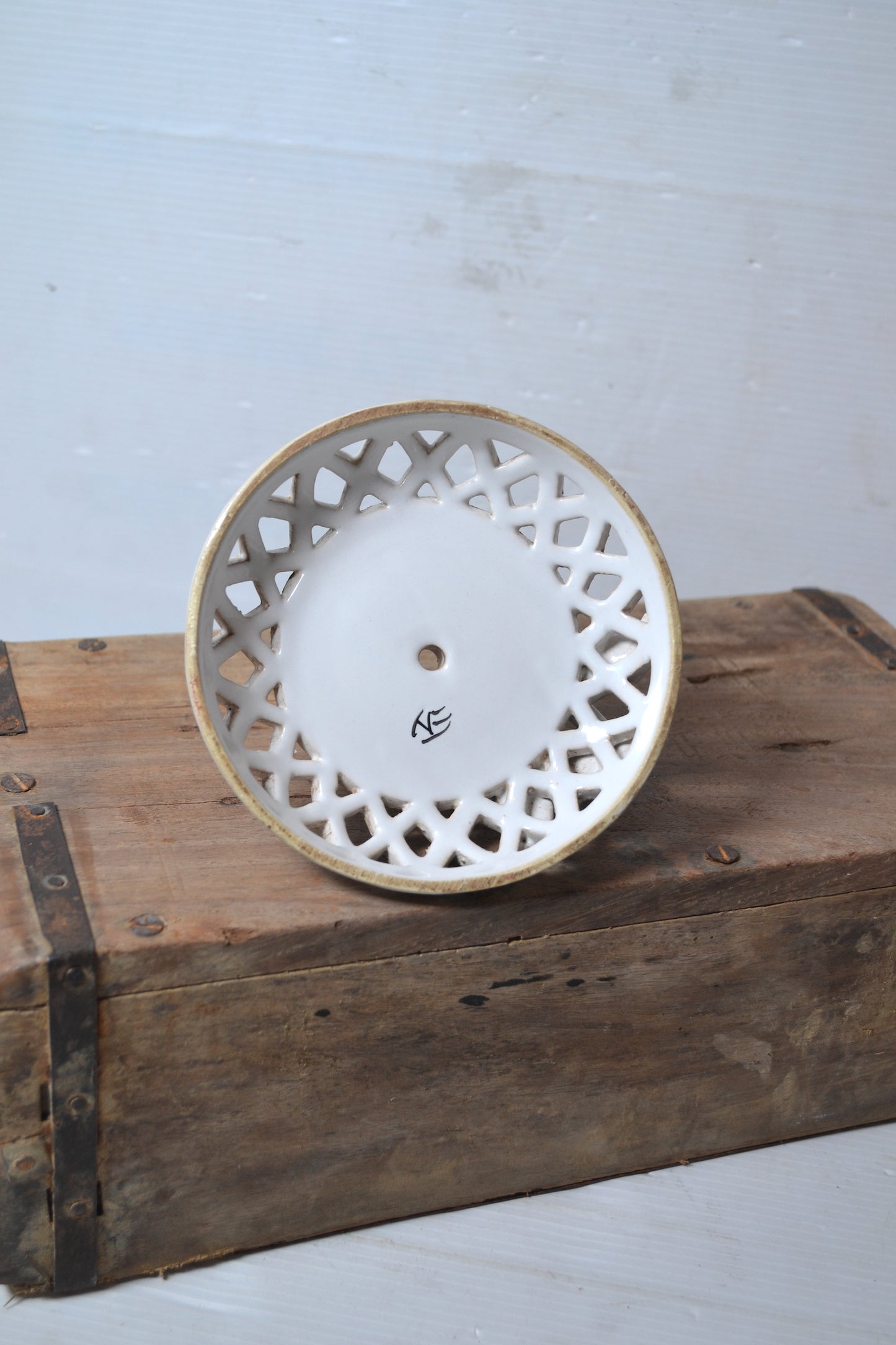 Ancien bougeoir en barbotine