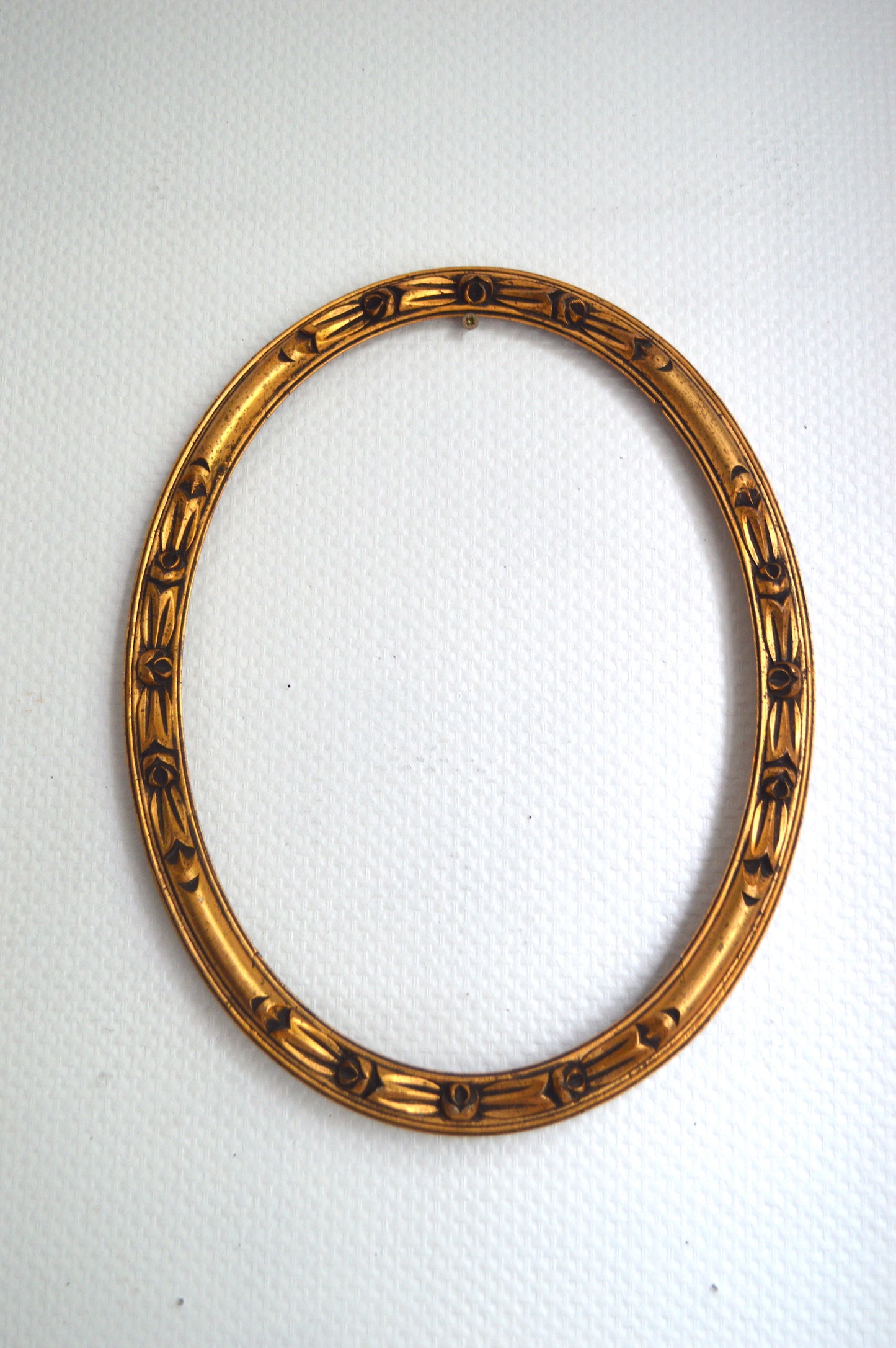 Cadre oval en bois doré
