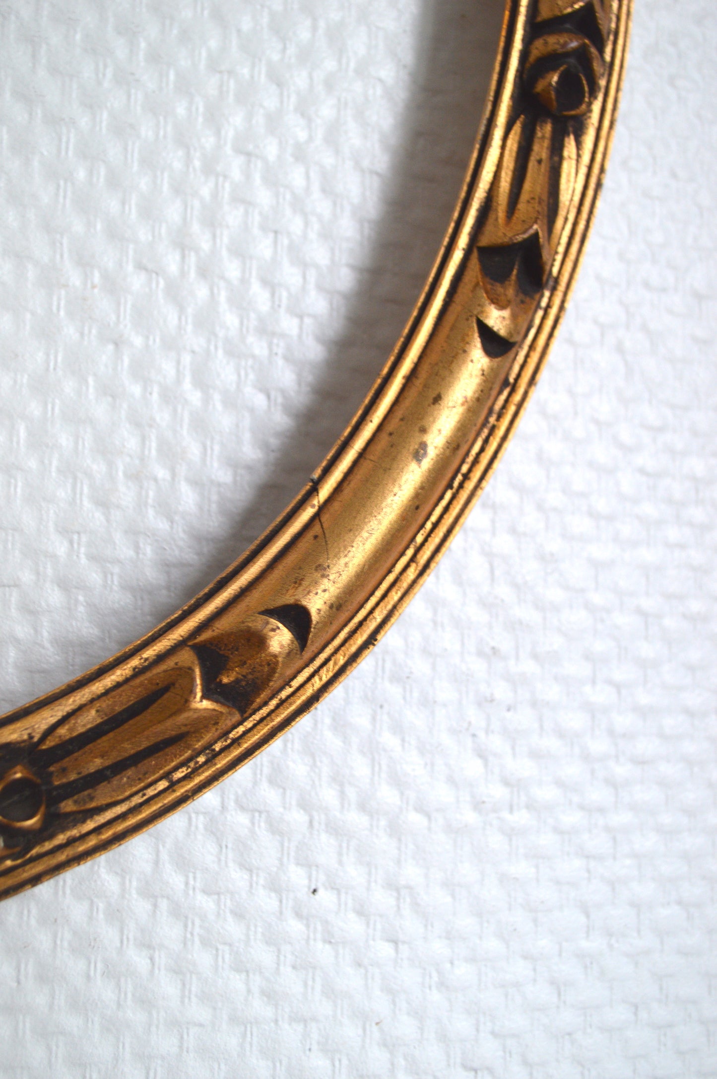 Cadre oval en bois doré