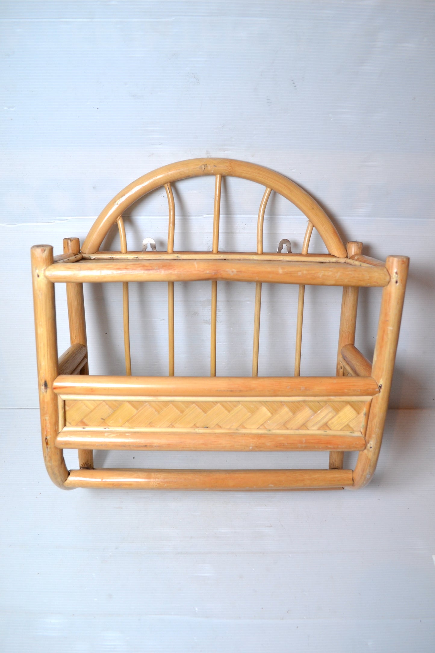 Étagère murale en rotin