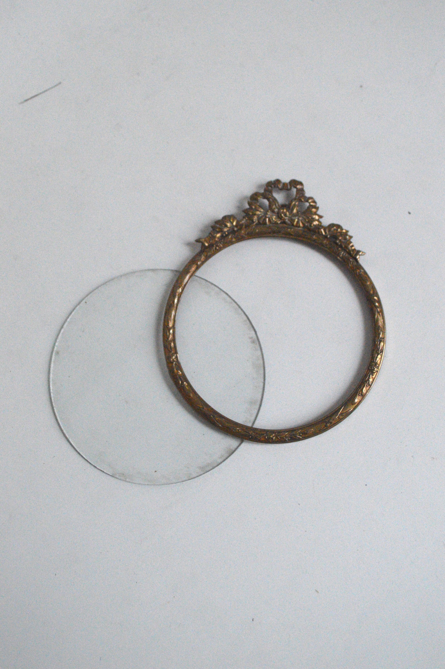 Petit cadre rond doré