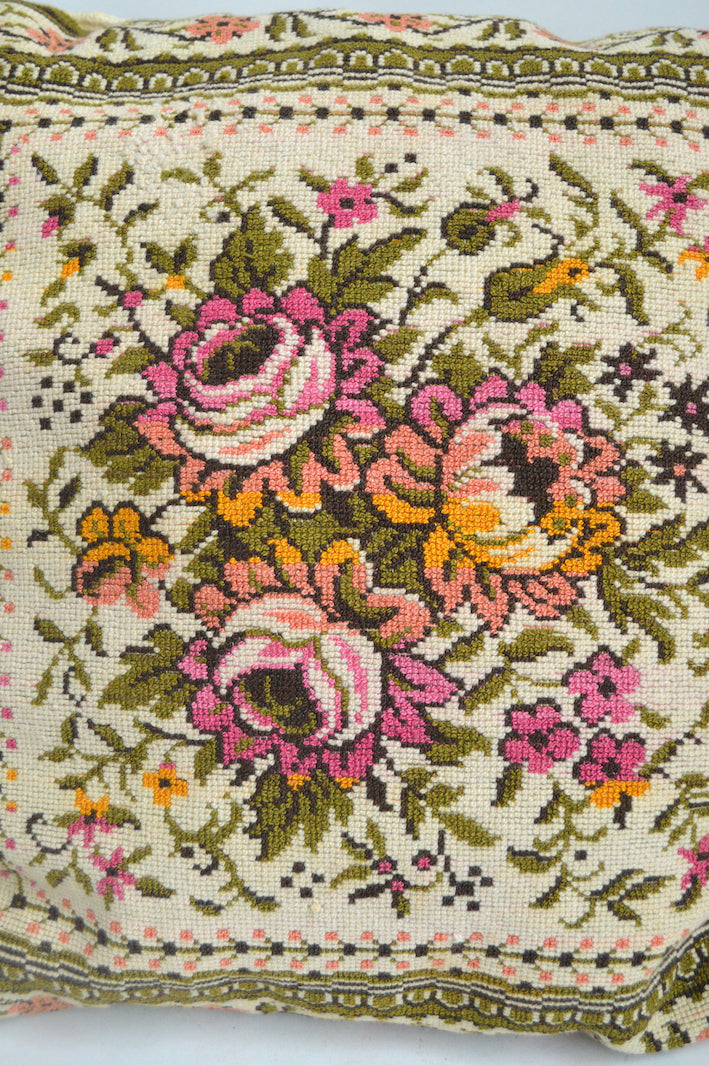 ancien coussin en canevas