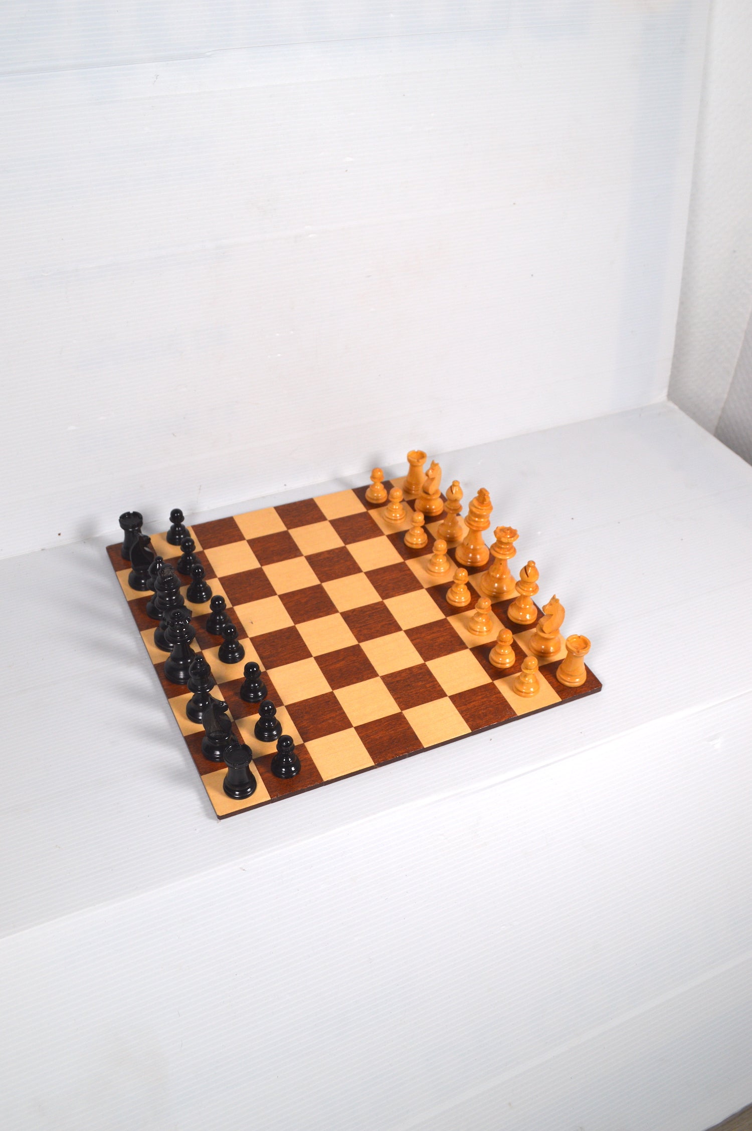 Jeu d'Échecs en Bois Ancien - Chess And Board Jeu d'Échecs en Bois Ancien - Chess And Board