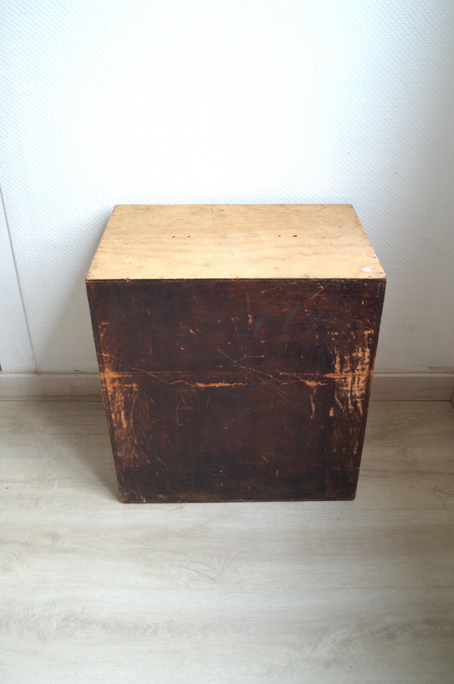 ancien-meuble-de-rangement-en-bois