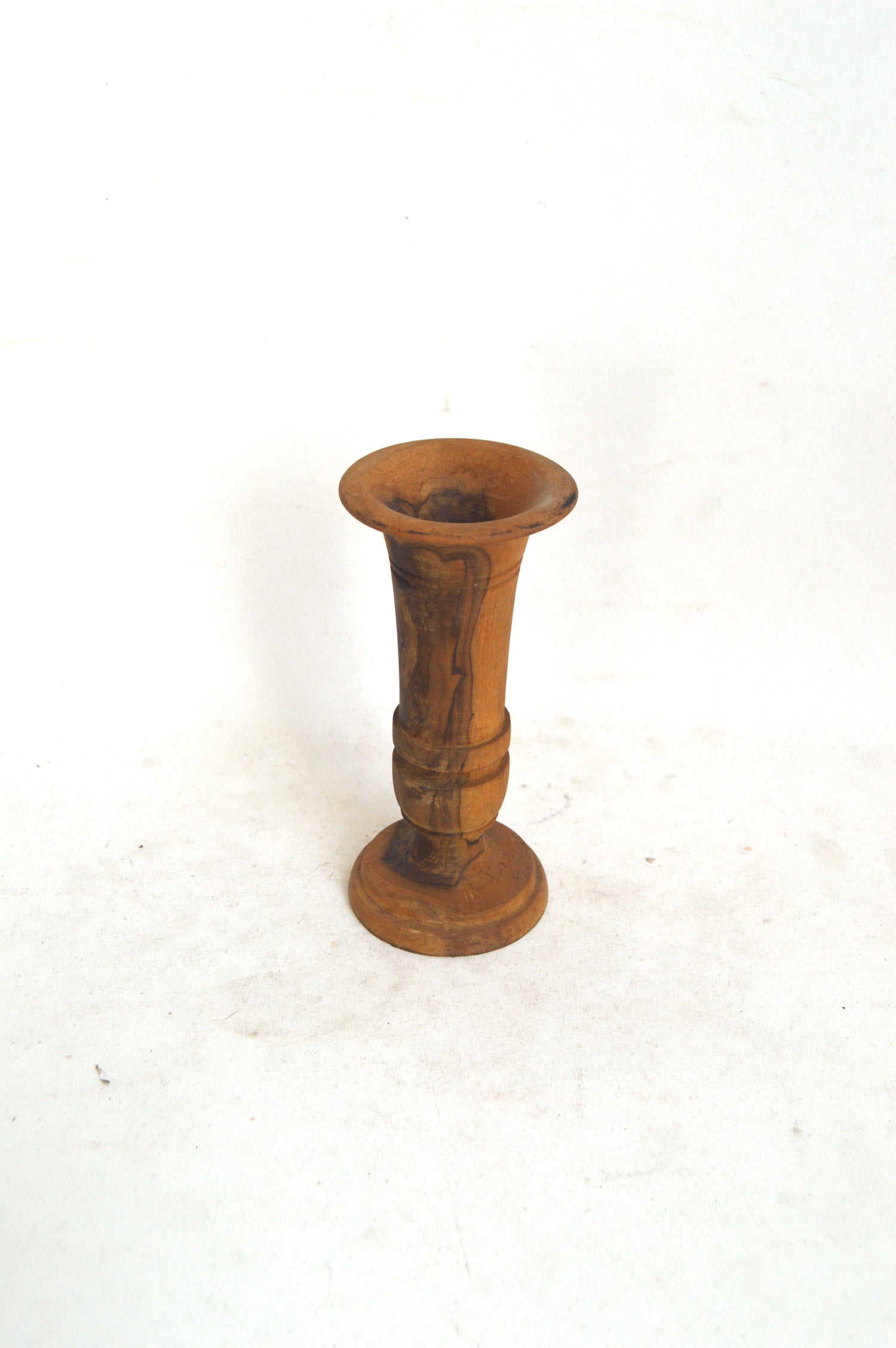 ancien-vase-en-bois-tourné