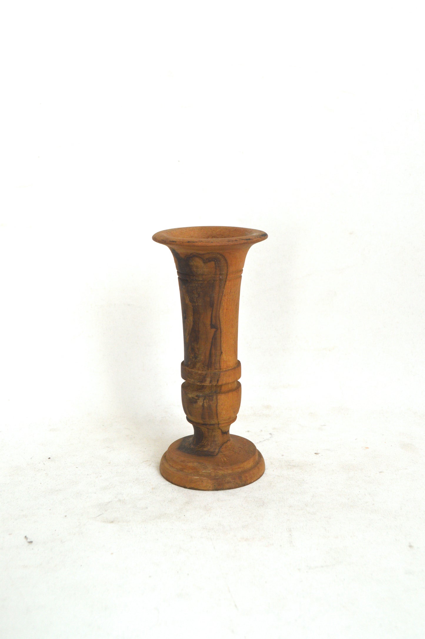 ancien-vase-en-bois