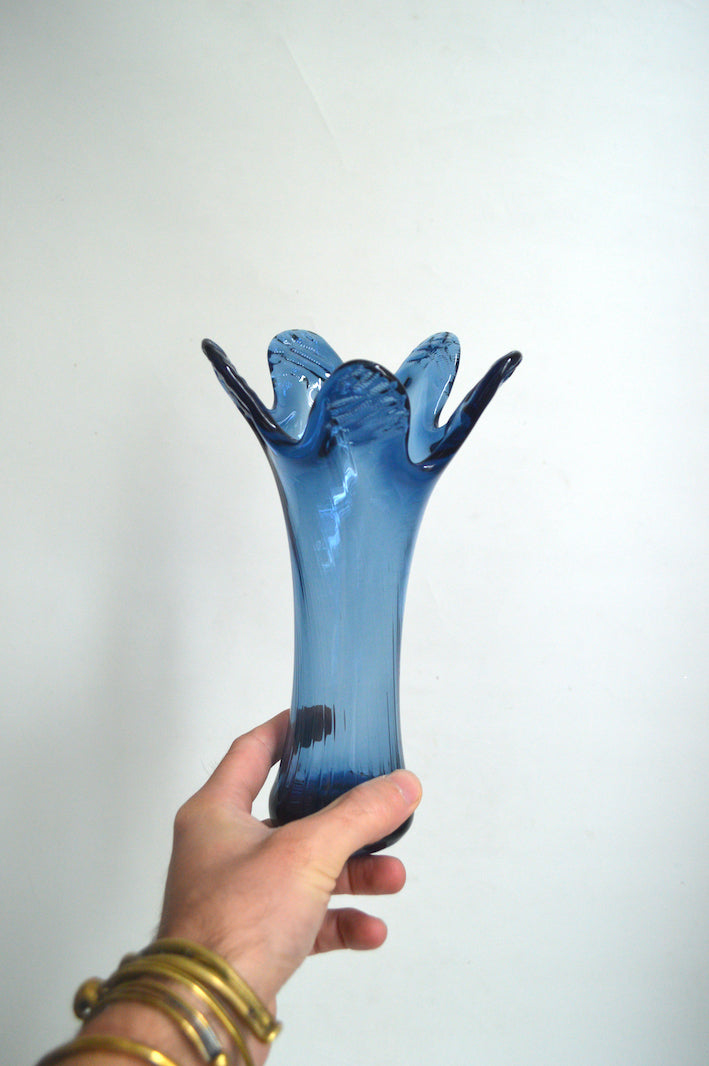 ancien vase en verre bleu