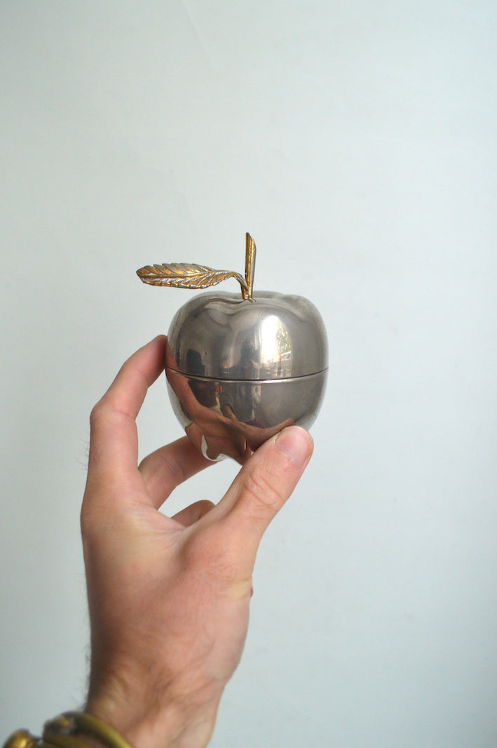 ancienne boite en forme de pomme