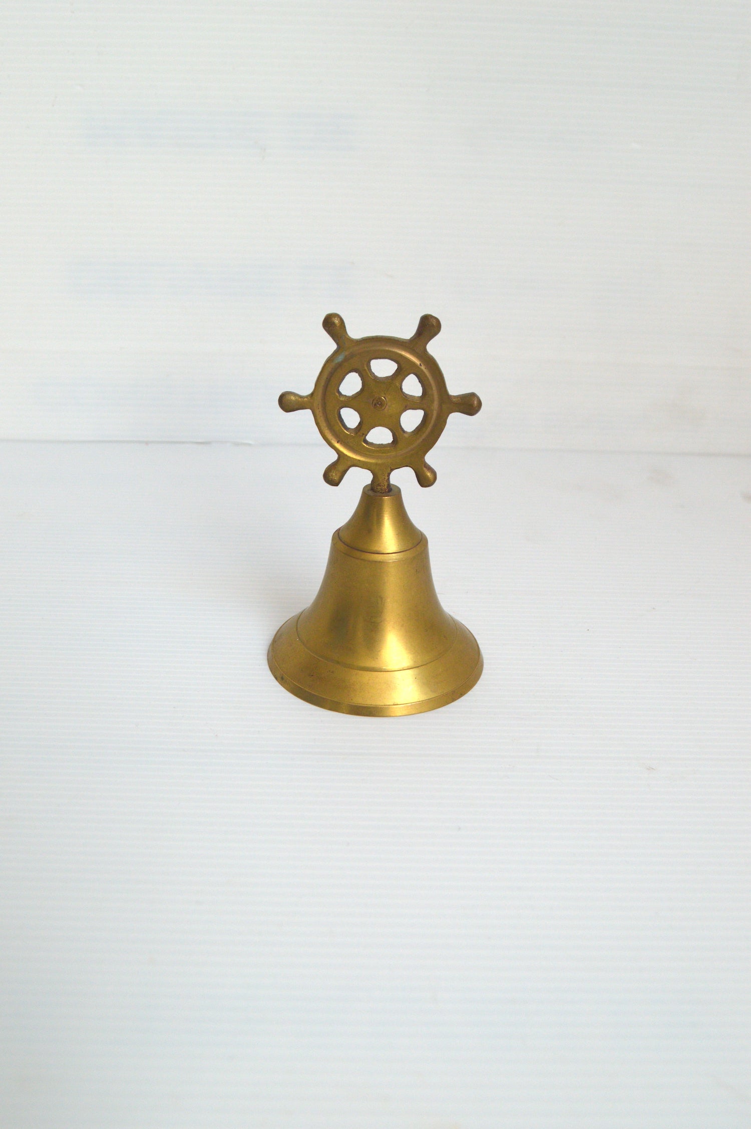 ancienne-cloche-en-laiton