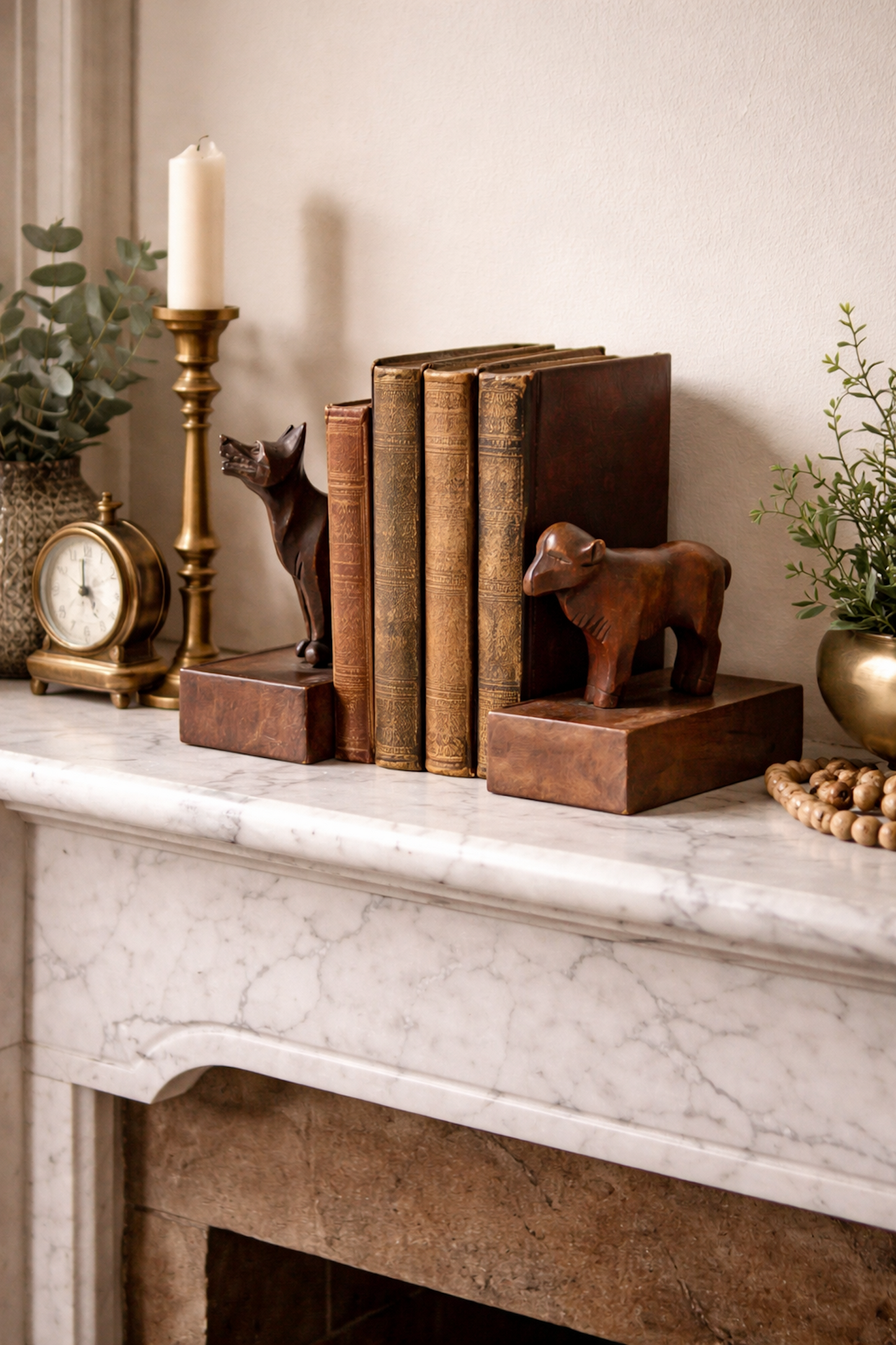 Anciens serre-livres en bois sculpté