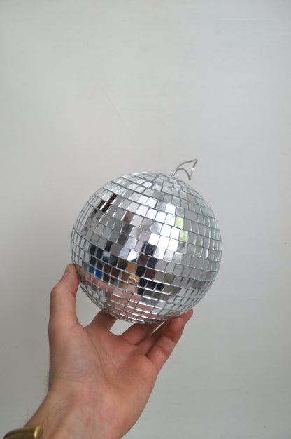 boule-à-facettes-argentée