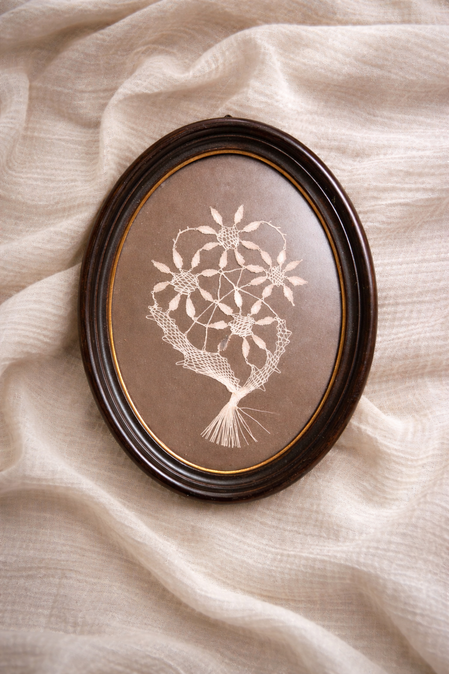 Cadre de fleurs brodées