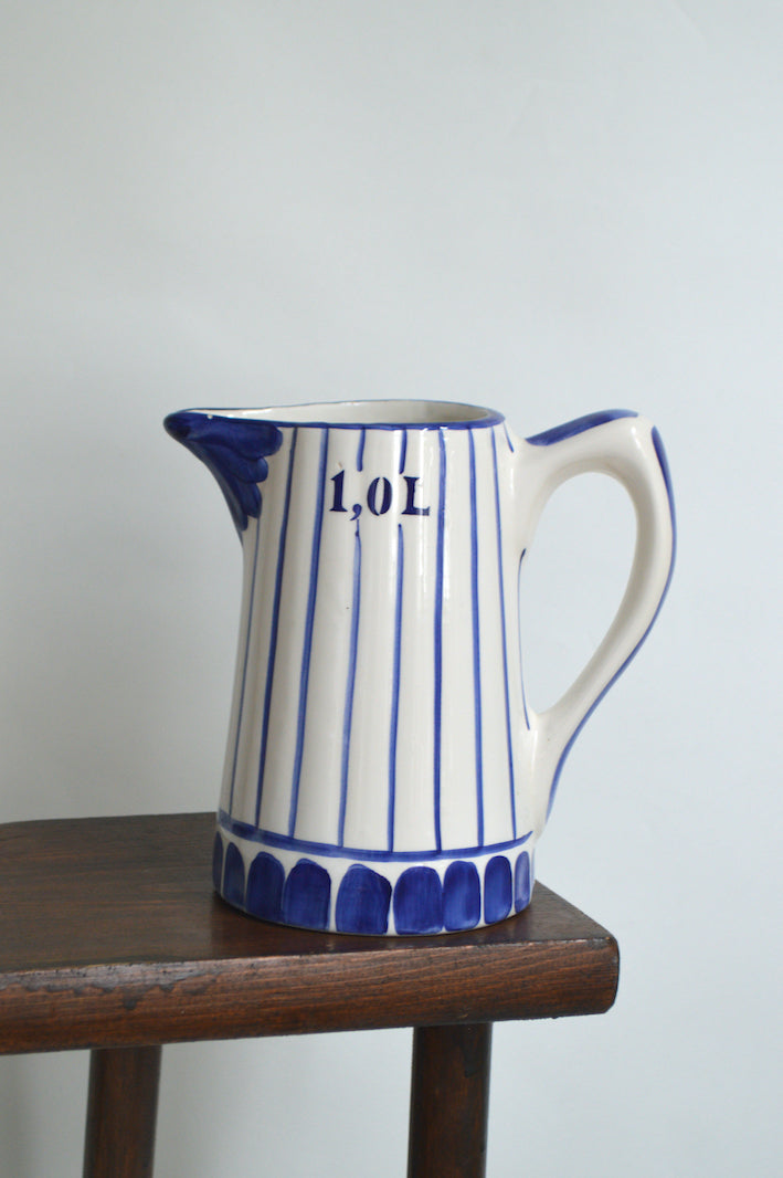 carafe à rayures bleues