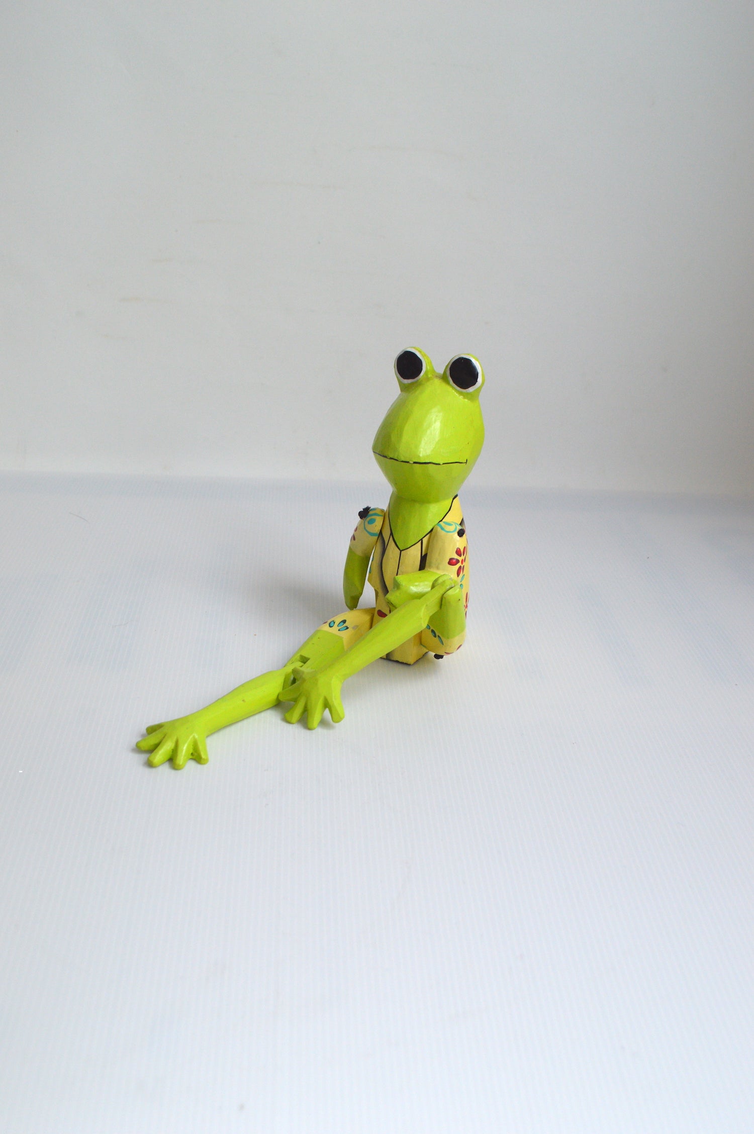 Grenouille Taureau Verte Assise Sur La Réflexion D'un étang Humide Grenouille Taureau Verte Assise Sur La Réflexion D'un étang Humide