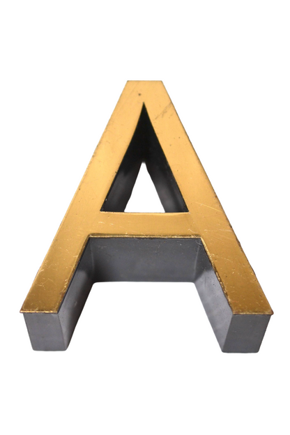 Petite lettre décorative dorée