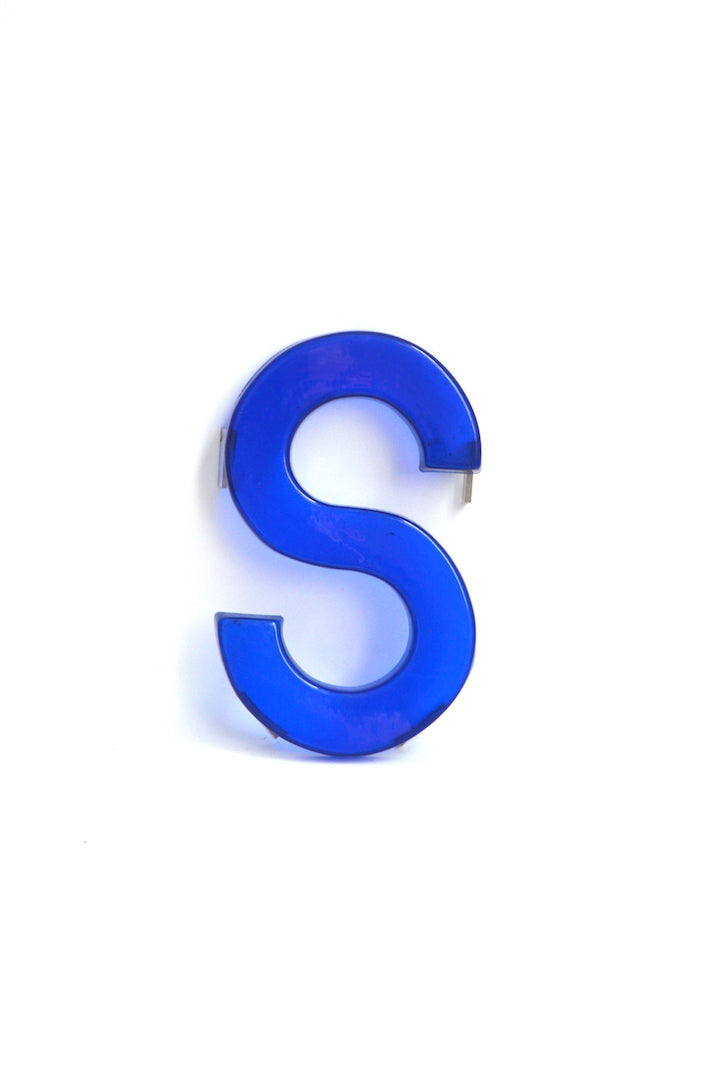 lettre décorative en forme de S