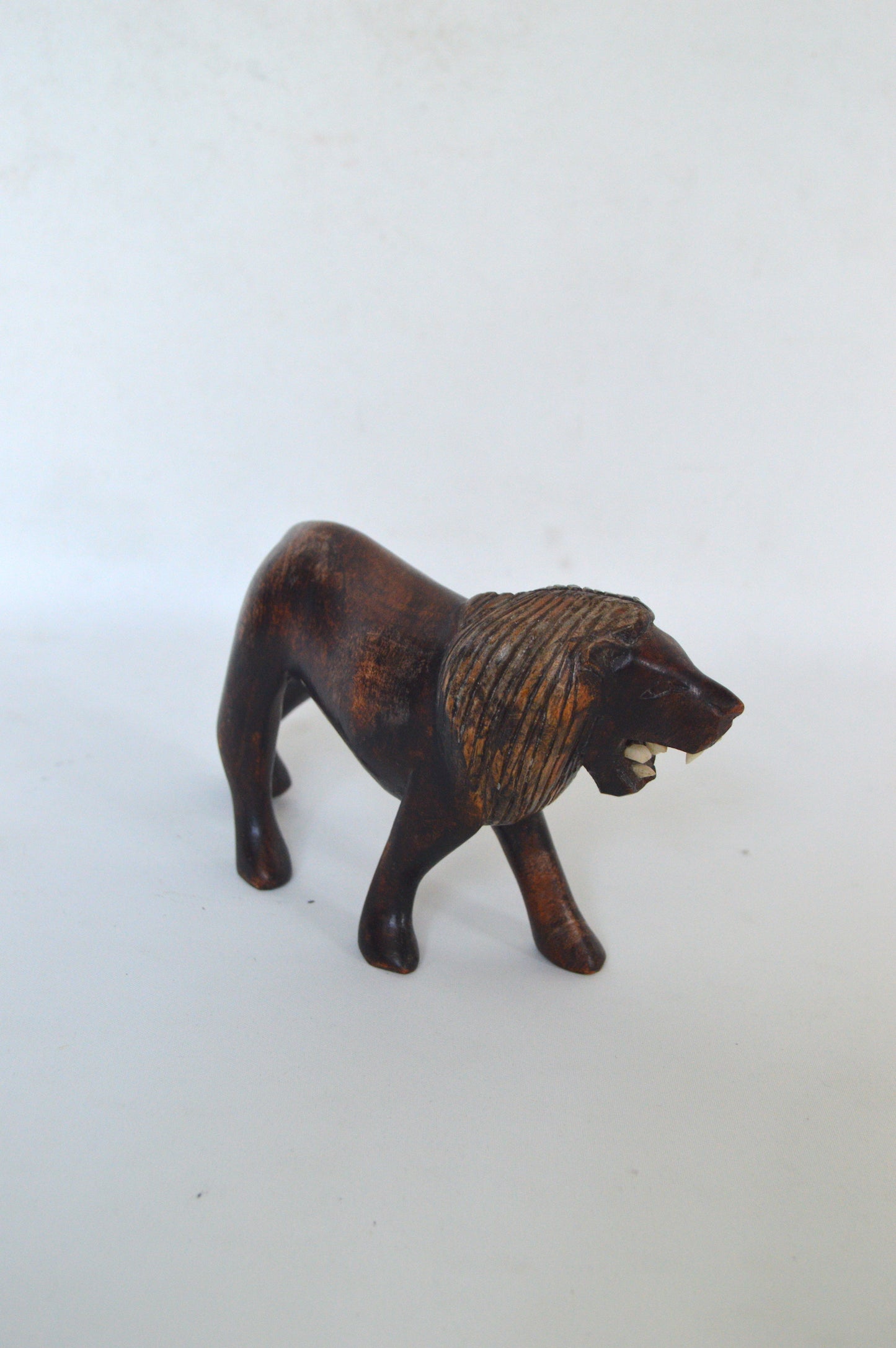 lion-en-bois-africain