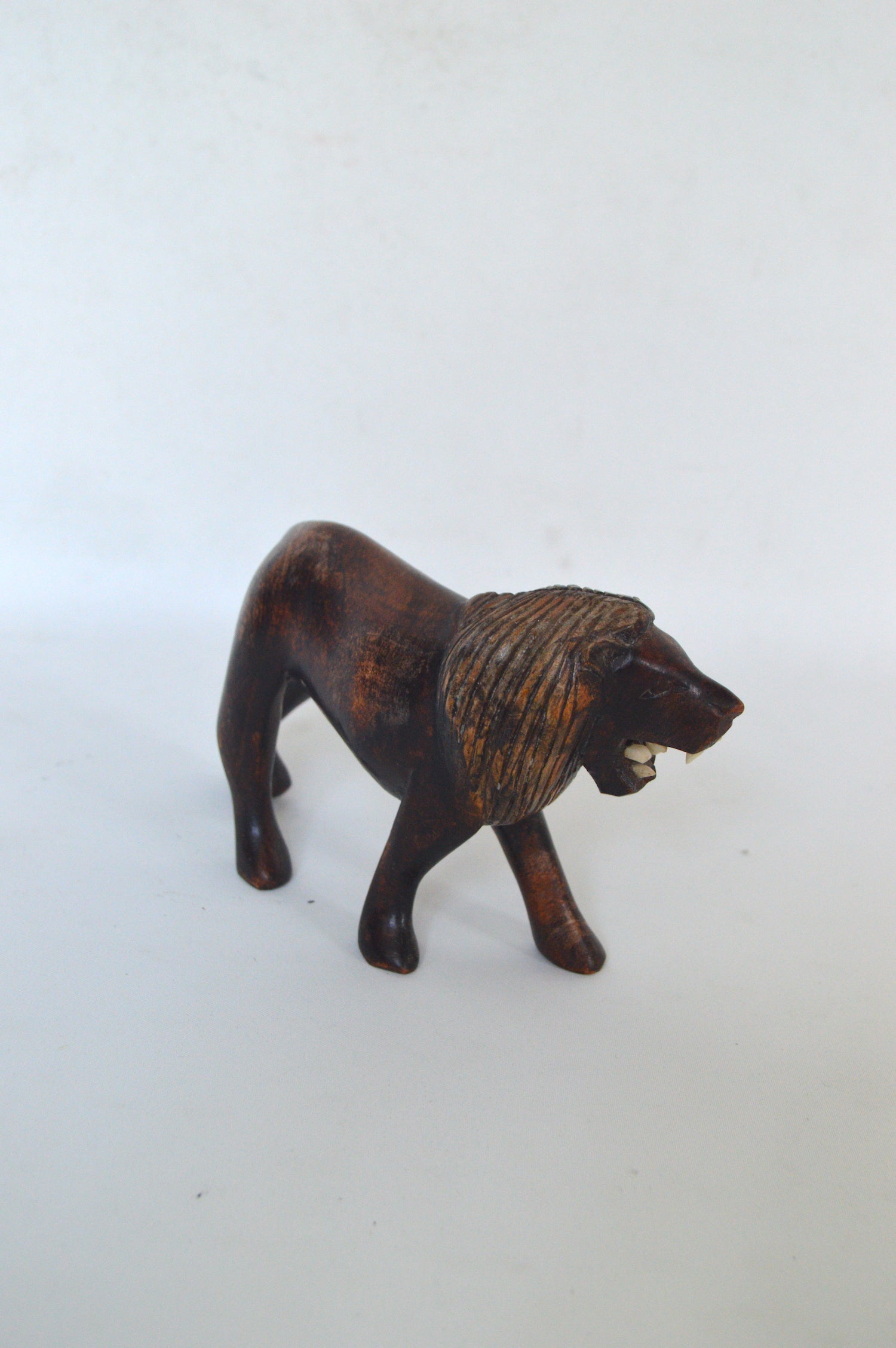 lion-en-bois-africain