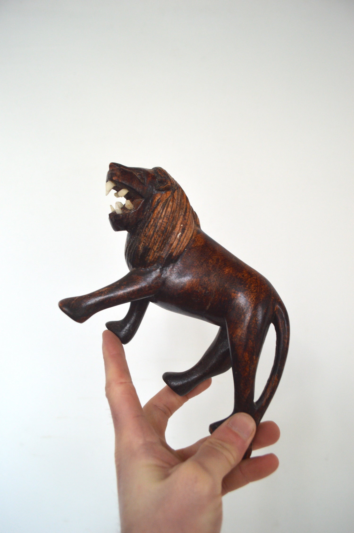 lion-en-bois-sculpté