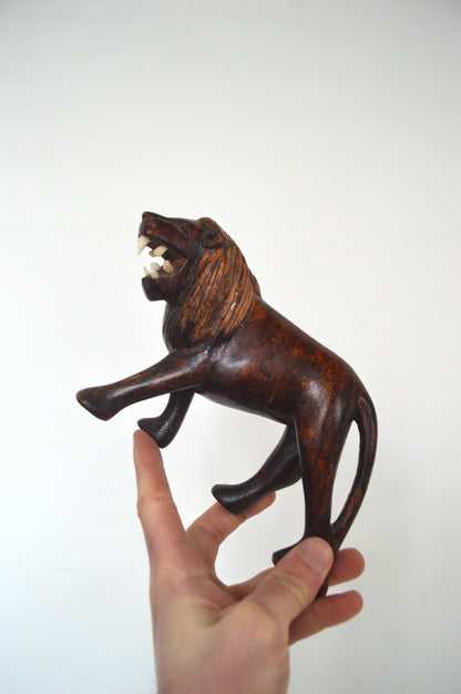 lion-en-bois-sculpté