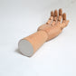 main articulée en bois