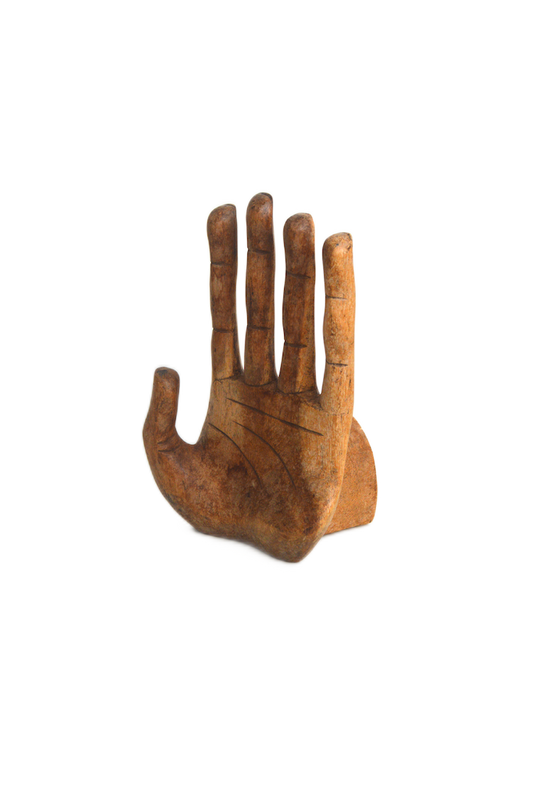 grande main en bois sculpté