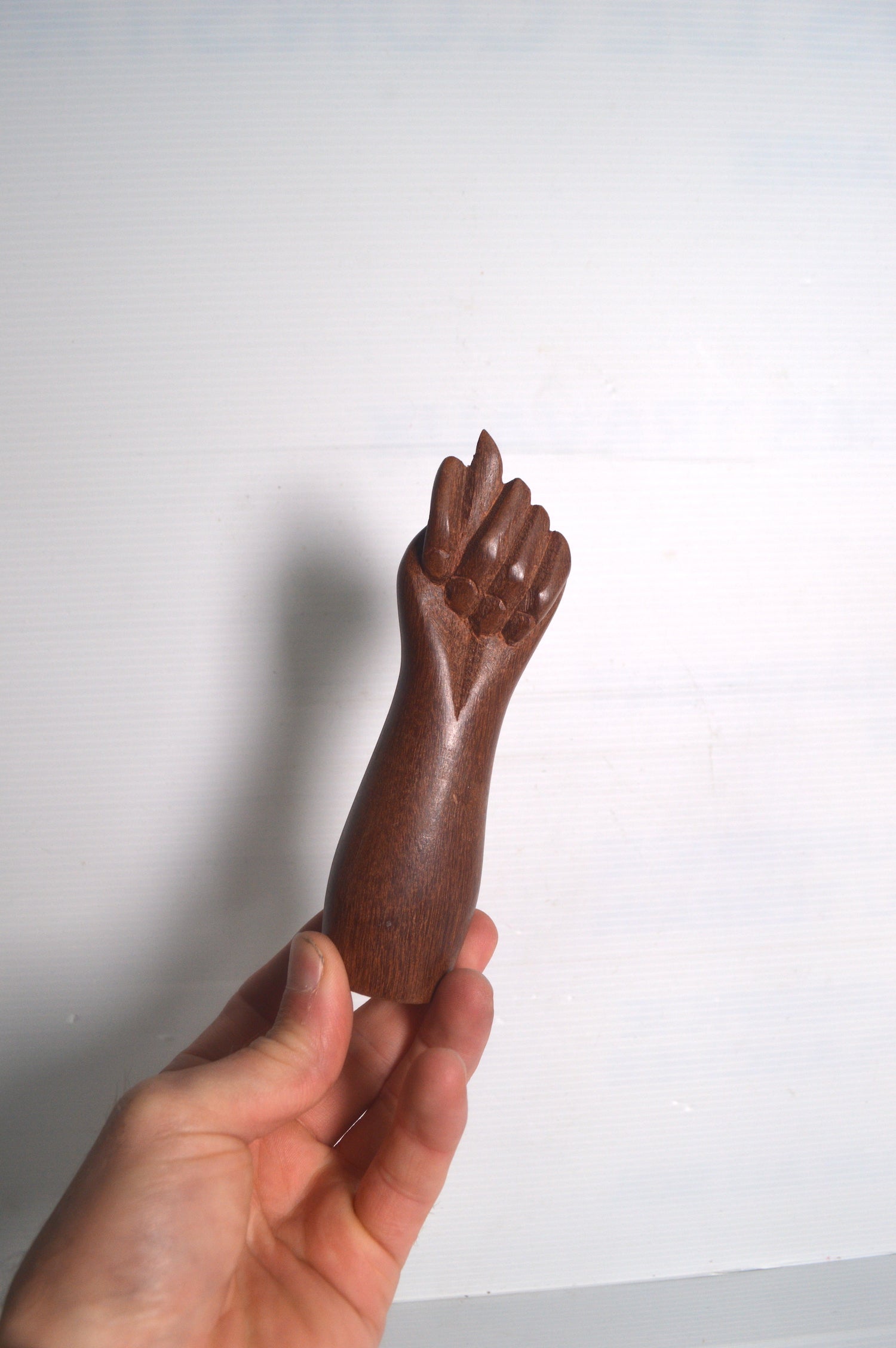 main-en-bois-sculpté