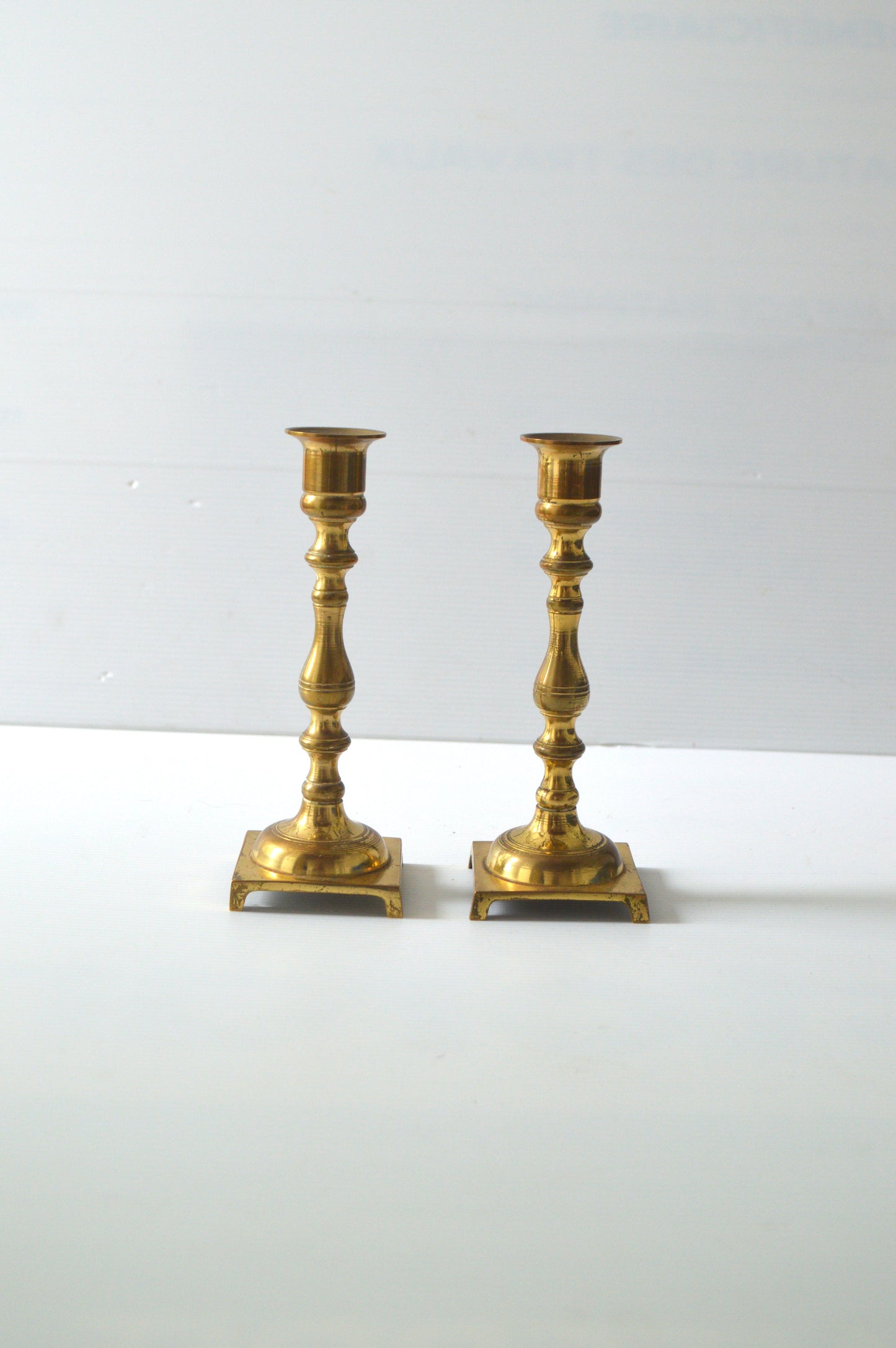 Duo de bougeoirs dorés
