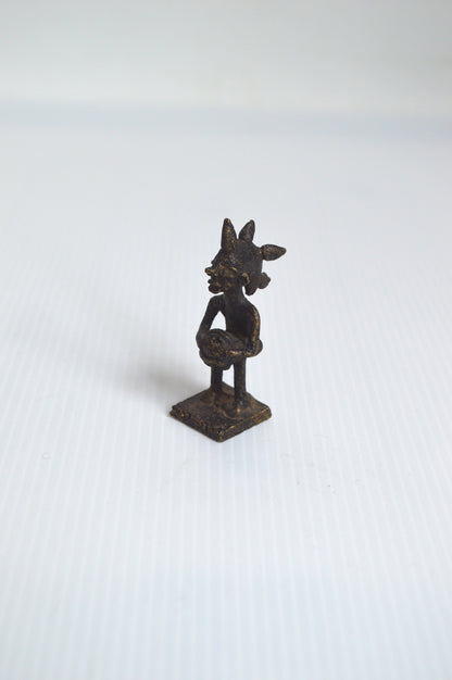 personnage-en-bronze