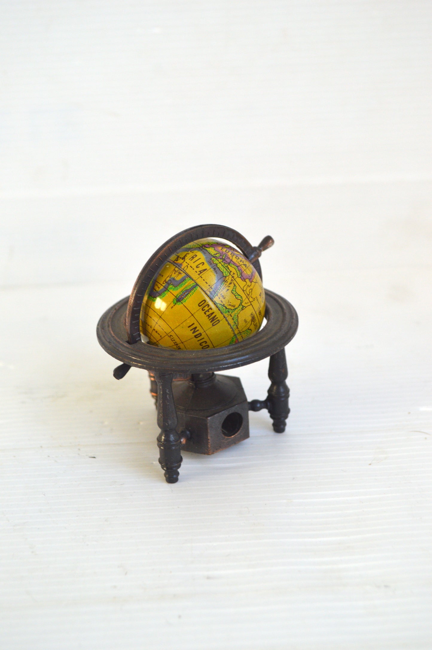 petit-globe-terrestre-vintage