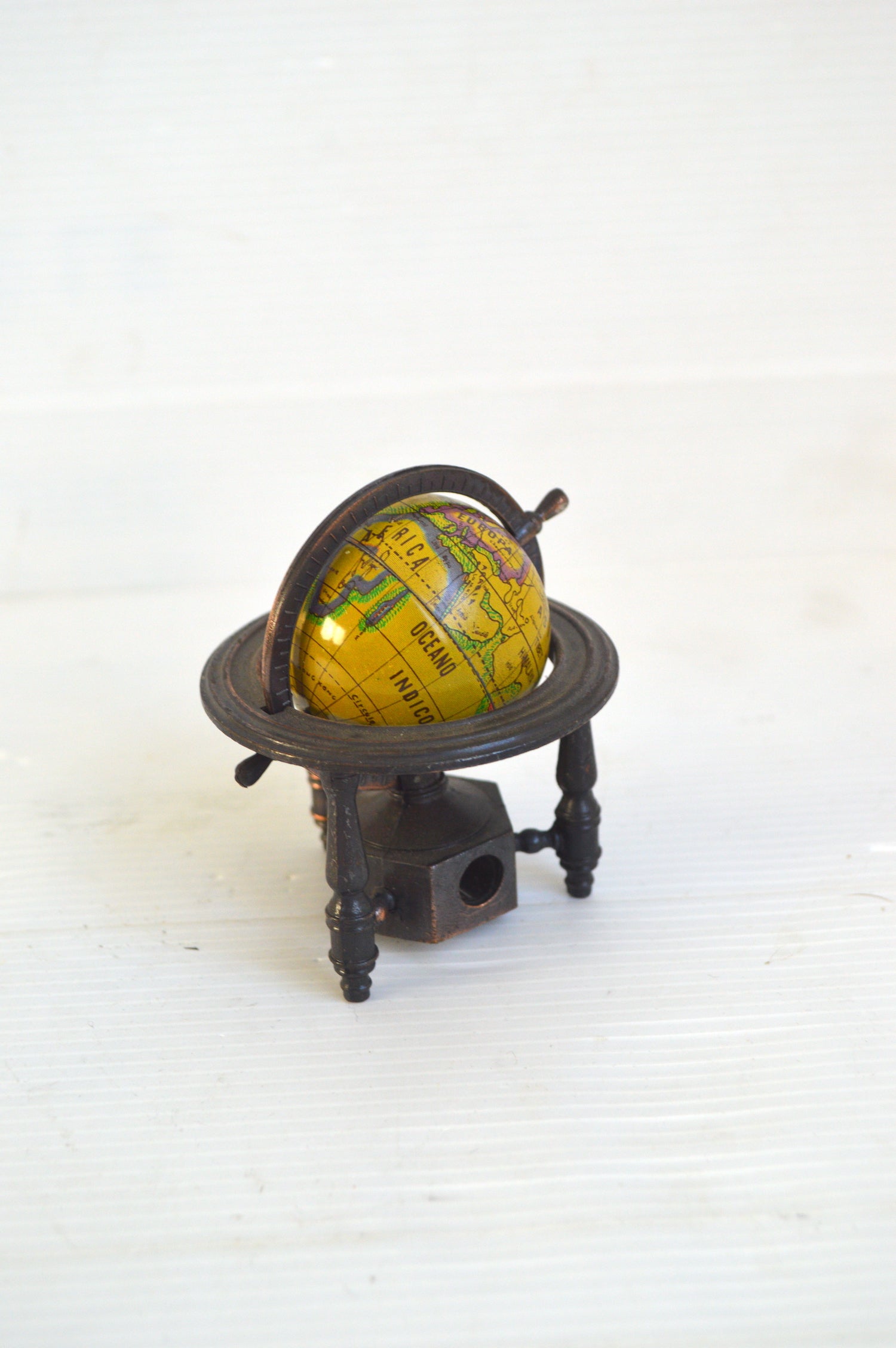 petit-globe-terrestre-vintage