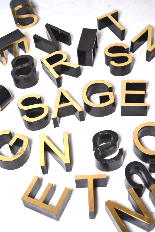 Petite lettre décorative dorée